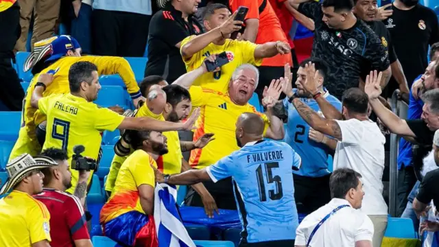 Enfrentamiento entre aficionados colombianos y uruguayos en las gradas del estadio