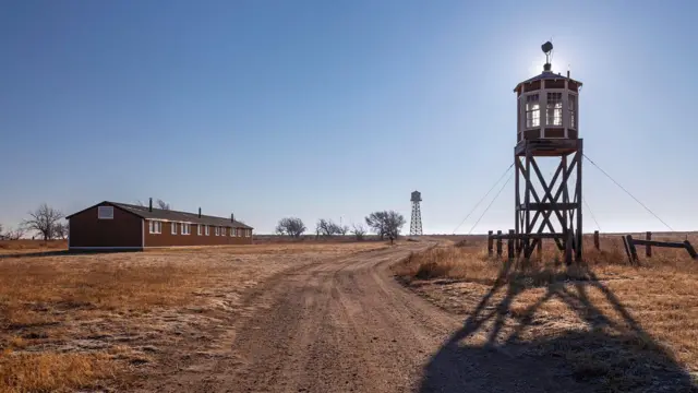 Edificios y torre de vigilancia en Amache. 