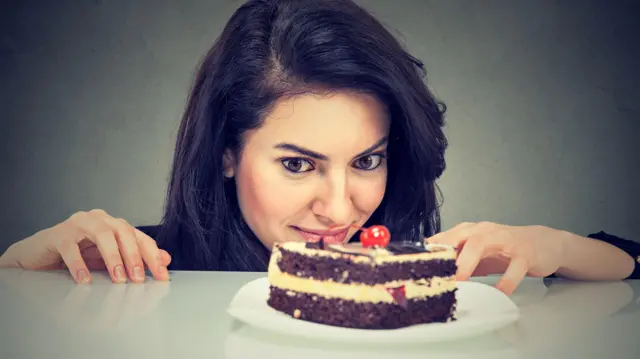 Mujer mirando un pastel 