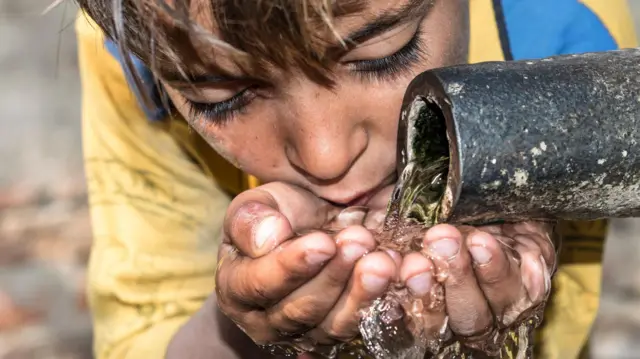 Niño bebiendo agua