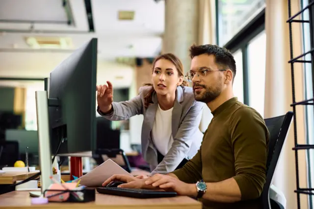 Trabajadores en oficina