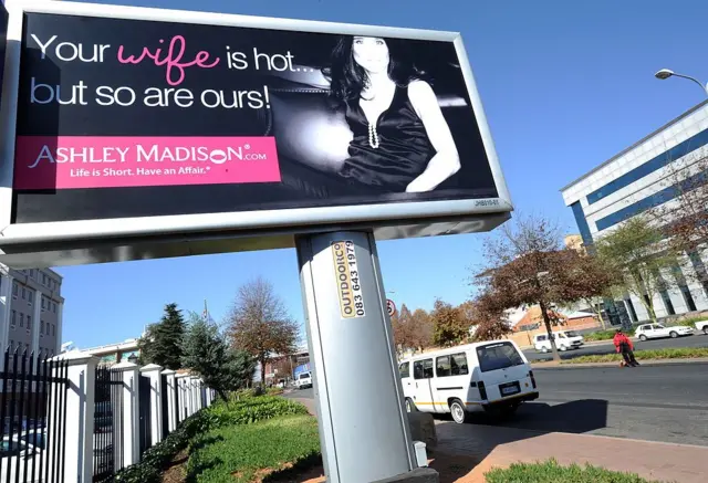 "Tu mujer está buena... ¡pero las nuestras también!", reza un cartel de Ashley Madison.