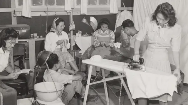 Varias mujeres realizan tareas domésticas en Camp Amache. 