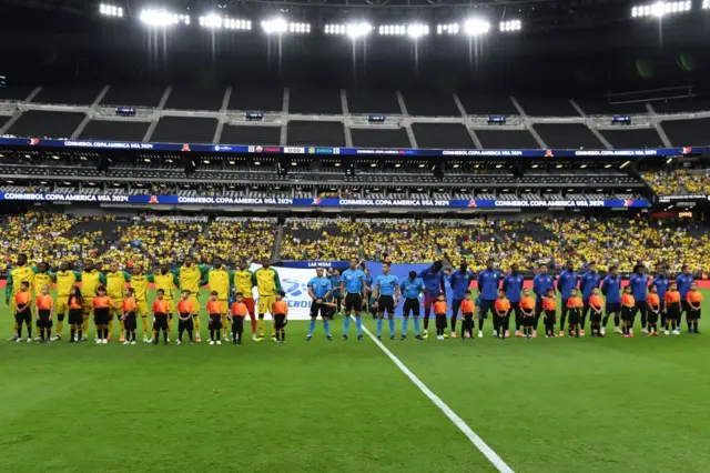 Jugadores de Ecuador y Jamaica