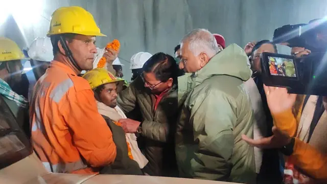 Un trabajador al salir del túnel