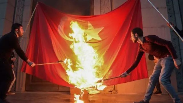Gente en Armenia quemando una bandera turca. 