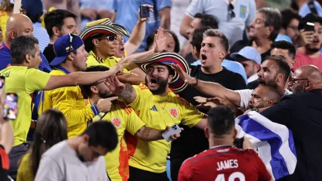 Aficionados colombianos y uruguayos se enfrentan en la tribuna