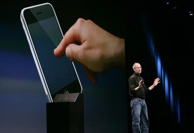 Steve Jobs, director ejecutivo de Apple Inc., presentando el nuevo iPhone en Macworld en San Francisco el 1 de enero de 2007.
