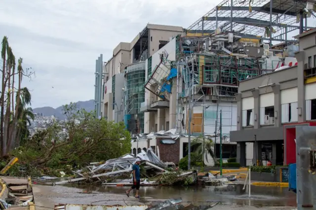 Vista general de un centro comercial destruido después de que el huracán Otis azotara Acapulco el 25 de octubre de 2023 en Acapulco, México