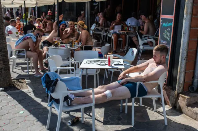 Un turista británico borracho durmiendo en un café en la costa española