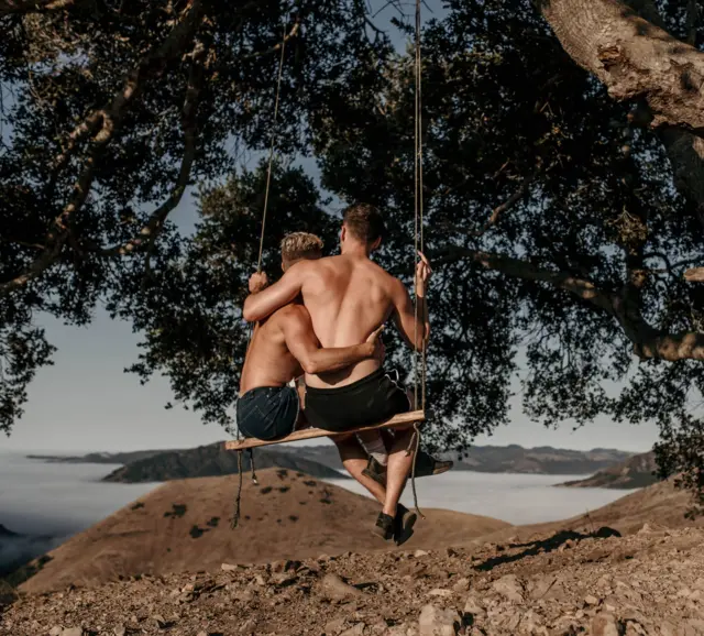 Pareja en columpio