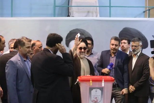 El expresidente de irán, Mohamed Jatamí, vota en las presidenciales