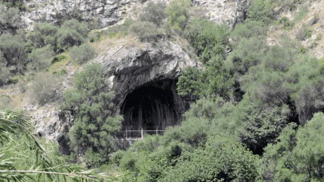 Entrada a Cova Negra