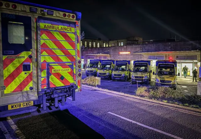 Ambulancias esperan a las puertas de un hospital. 