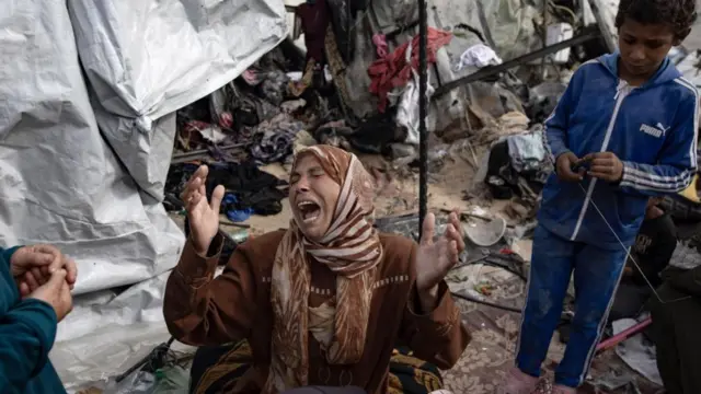 Una mujer grita entre los escombros en Rafah