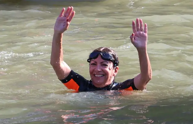 Anne Hidalgo en el agua.