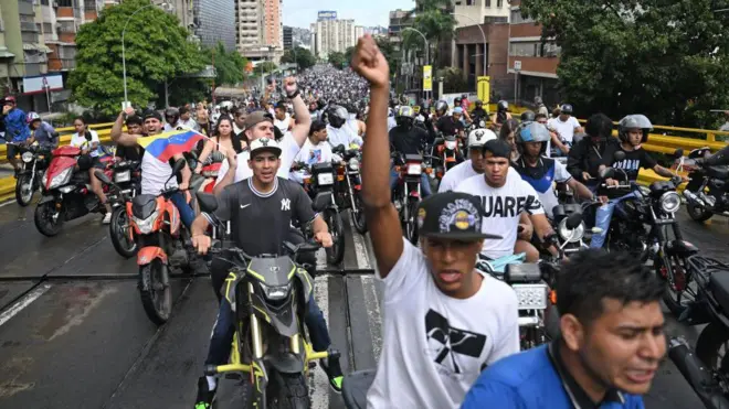 Petareños dirigiéndose a Altamira. 