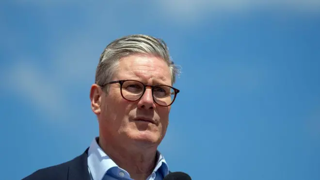 Keir Starmer con gafas en un acto político