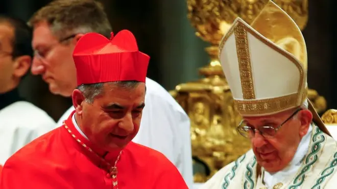 El cardenal Giovanni Angelo Becciu con el papa Franciso