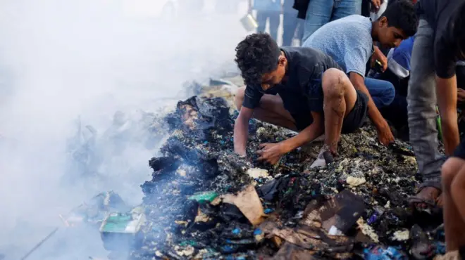 Un niño busca entre los escombros que dejó un ataque israelí en Rafah