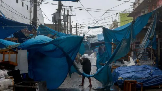 Un hombre entre los destrozos de Beryl