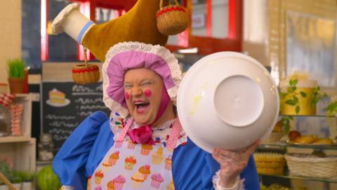 Click to watch the Bake a Cake song from Mr Tumble's busy bus day.