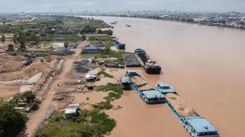 BBC/Thomas Cristofoletti Dredging in Cambodia