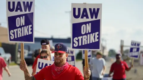 Striking UAW members