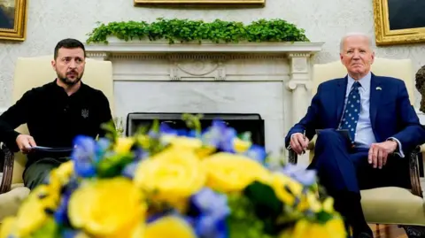 Ukrainian President Volodymyr Zelensky (left) and US President Joe Biden meet at the White House. Photo: 26 September 2024