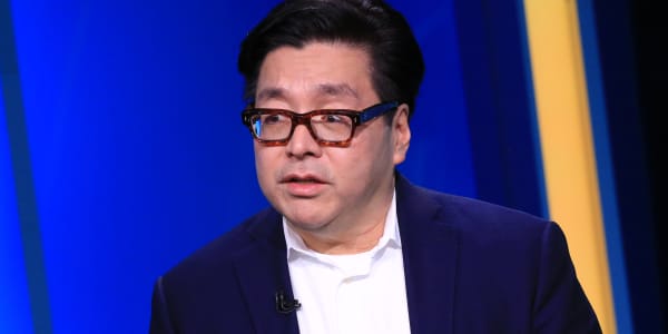 Tom Lee, who's been correctly bullish, turns cautious and sees 7%-10% pullback