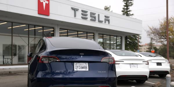 Former Tesla board member says stock 'might be a sell' unless it meets 2 key targets