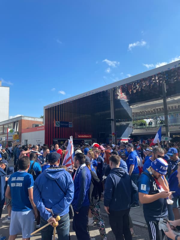 Déjà une très bonne ambiance avant le début du cortège des fans français (le 05/07/2024)