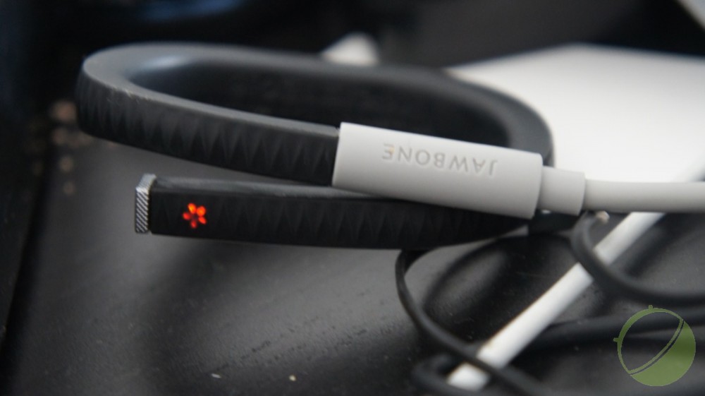 Le Jawbone UP recharge en USB