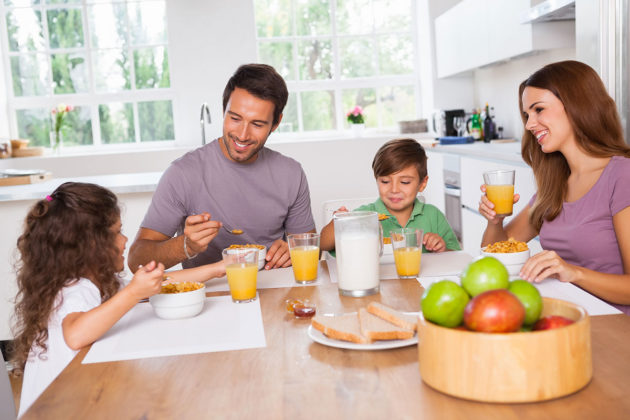 petit-dejeuner-famille-table