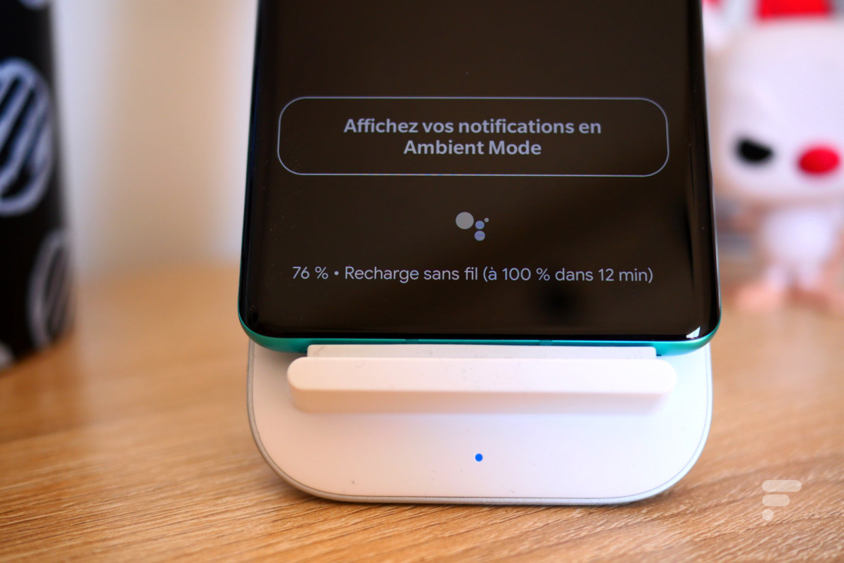 OnePlus 8 Pro sur son socle de recharge sans fil