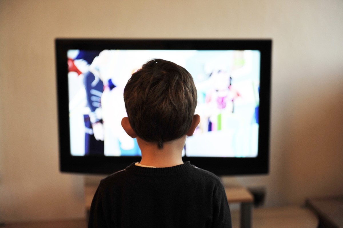 Un jeune téléspectateur devant le téléviseur