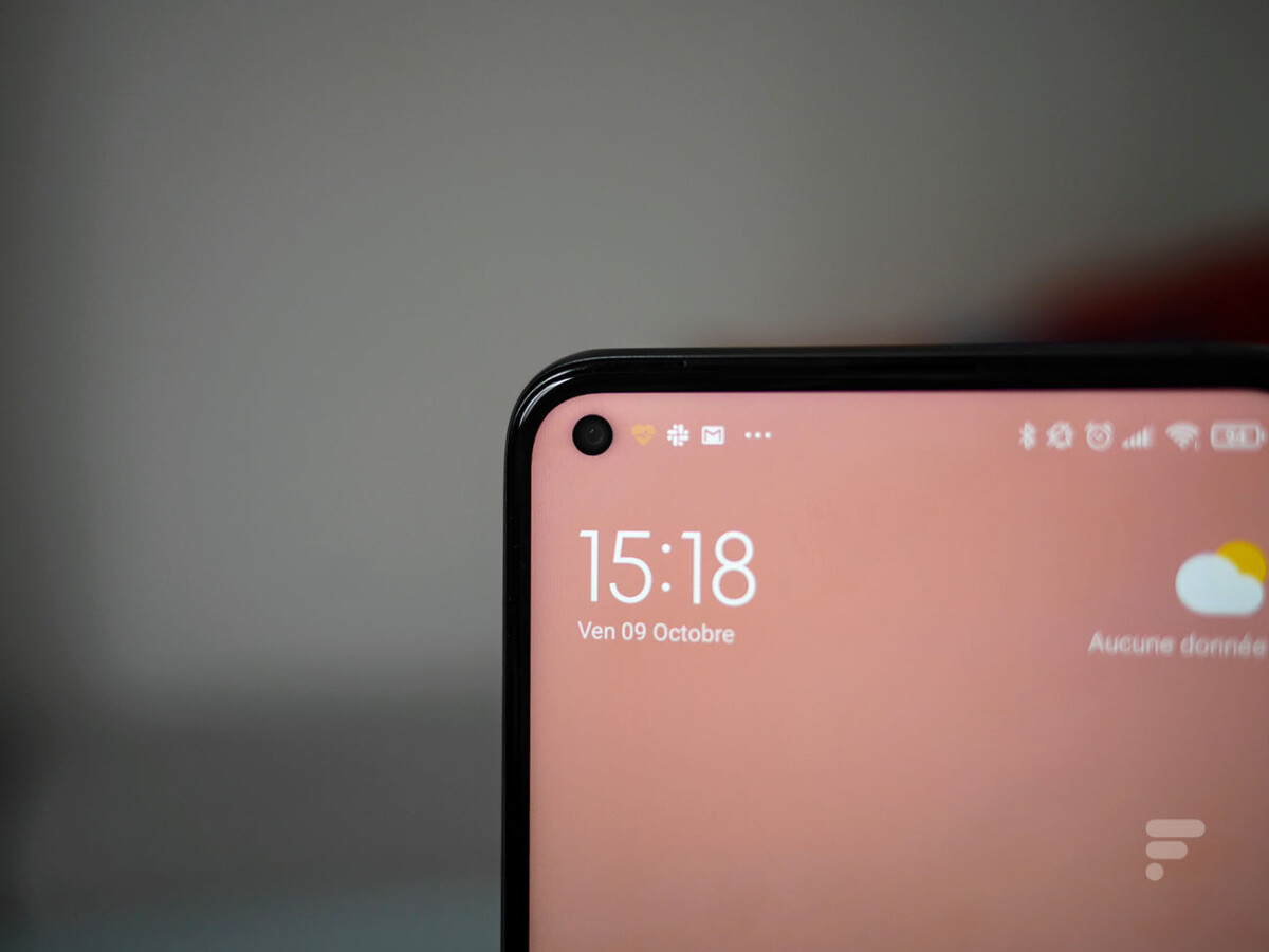 Le poinçon dans l'écran du Xiaomi Mi 10T Pro