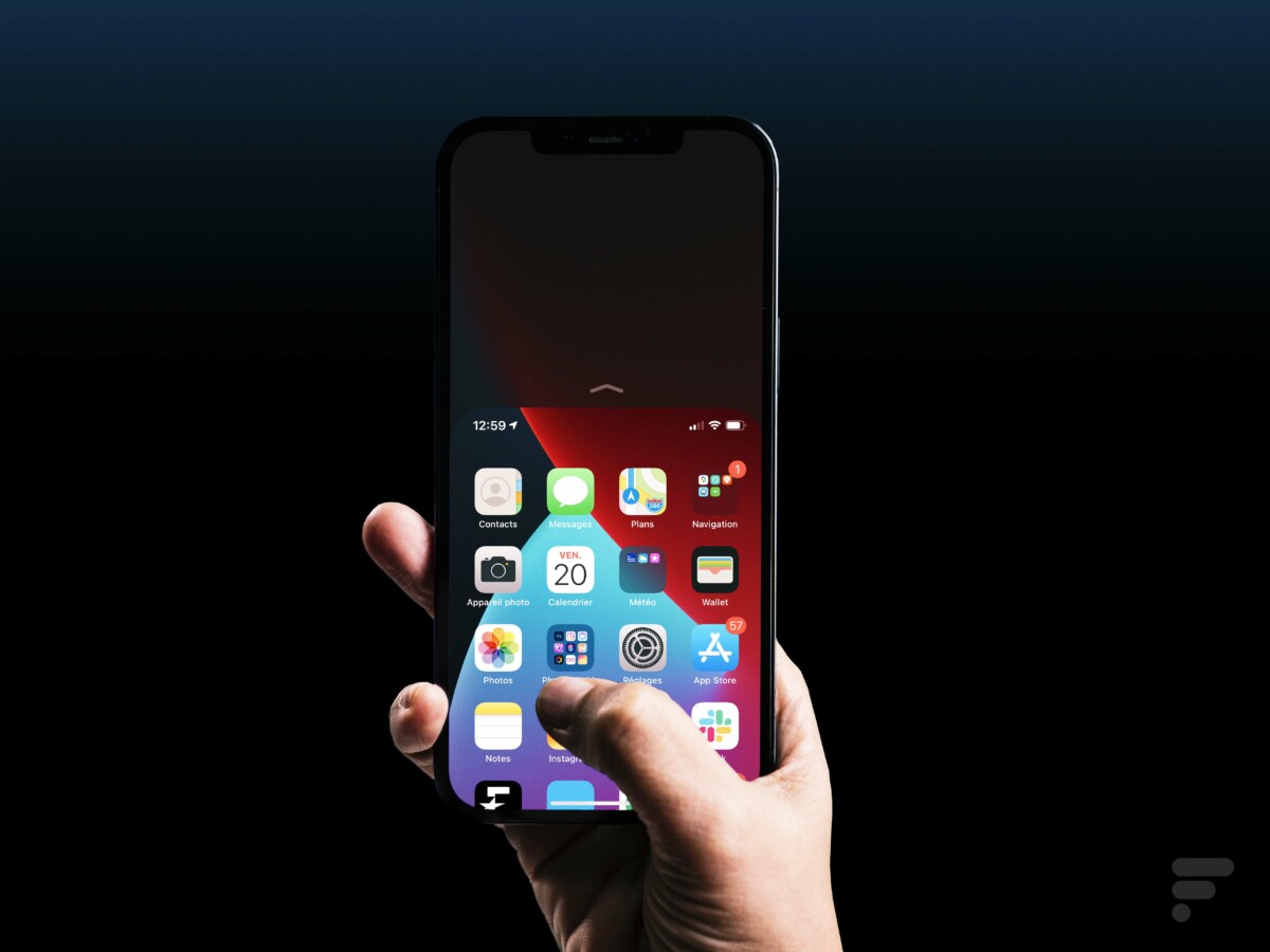L'iPhone 12 Pro Max est grand, mais profite de la fonction d'accès plus simple au haut de l'interface