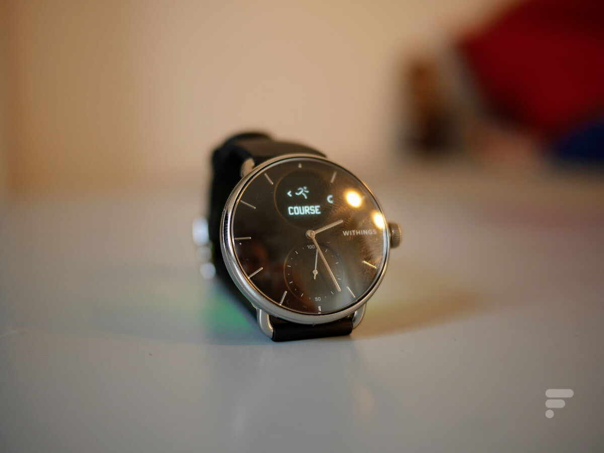 Un appui long sur le bouton de la Withings ScanWatch va lancer le suivi d'activité