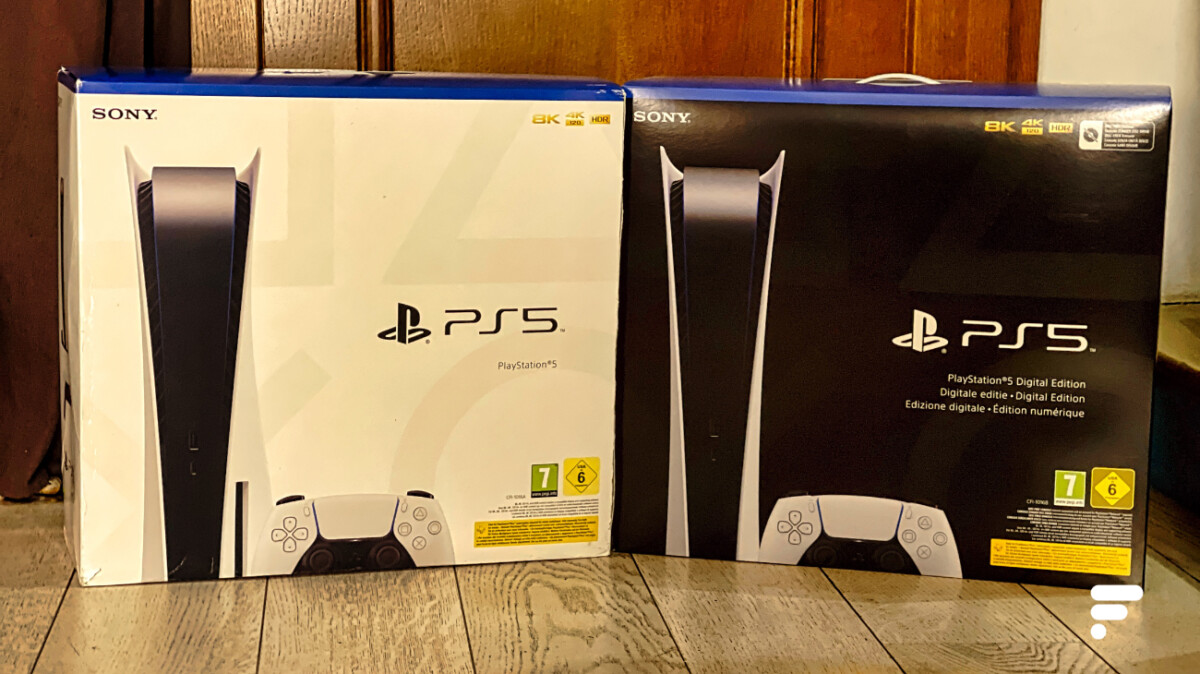 Les cartons d'emballage de deux PS5