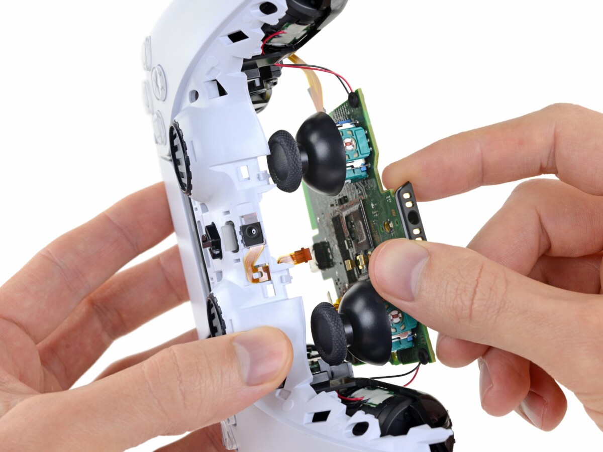 Désossage de la manette DualSense par iFixit