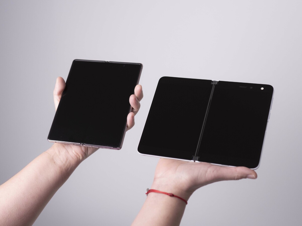 De gauche à droite : le Samsung Galaxy Z Fold 2 et Microsoft Surface Duo et le