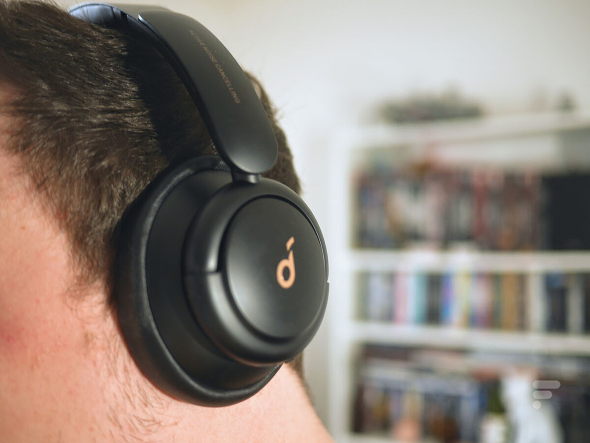 Le casque Soundcore Life Q30 englobe l'oreille