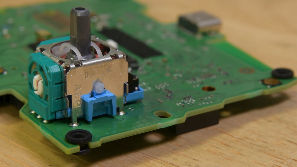 Le potentiomètre des joysticks de la DualSense est fixé sur la carte contrôleur