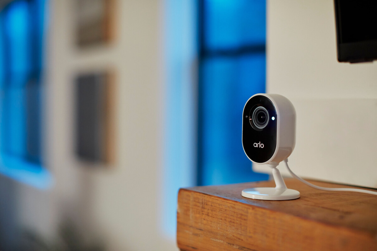 La nouvelle caméra de surveillance pour la maison Arlo Essential Indoor