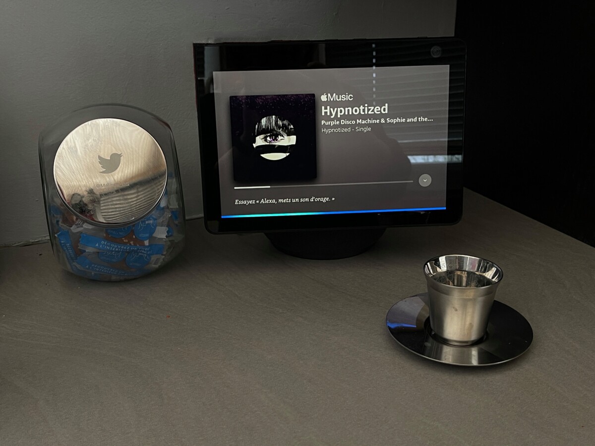 Lorsque l'on interpelle Alexa, un bandeau bleu apparaît sur l'écran de l'Echo Show 10