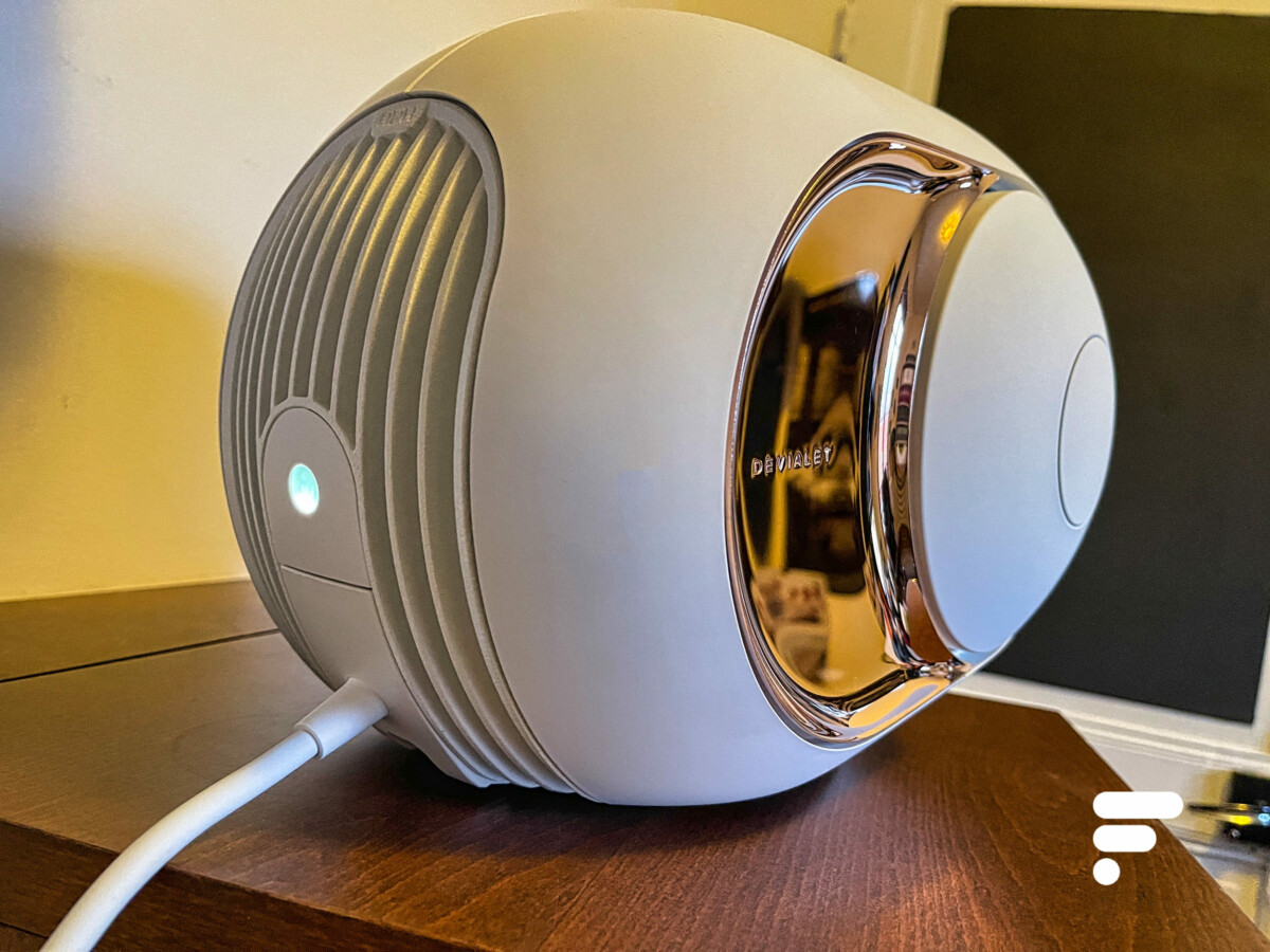 Le câble d'alimentation de l'enceinte Devialet Phantom I qui cache les connectiques