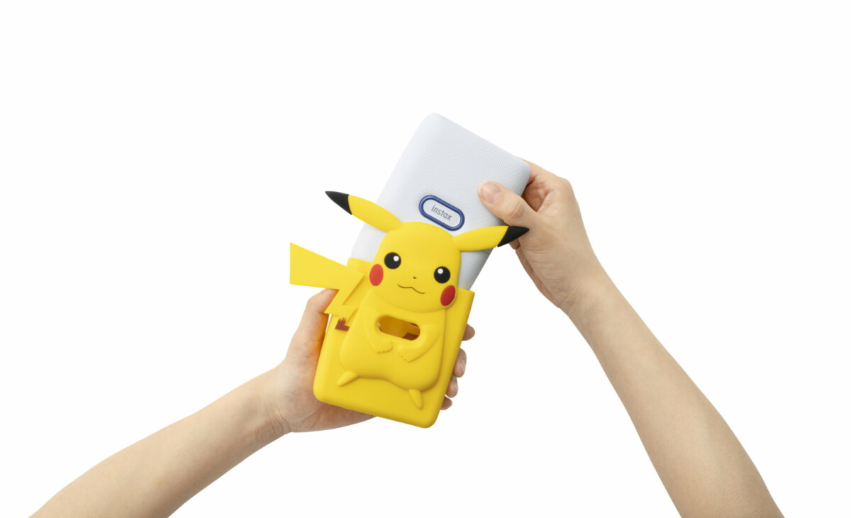 La nouvelle imprimante Instax mini Link arrive en rouge et bleu, dans un kit avec un étui Pikachu