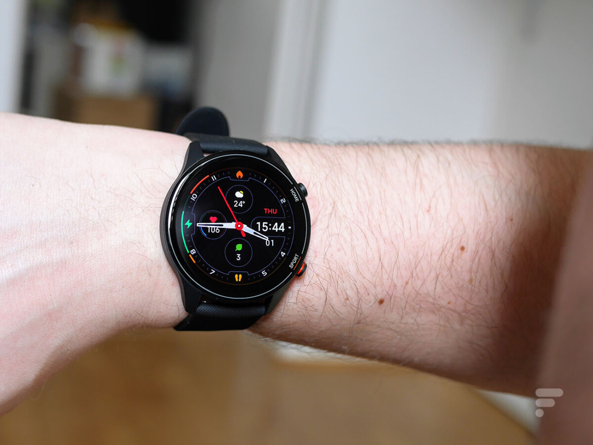 En levant la Xiaomi Mi Watch, l'écran s'allume 