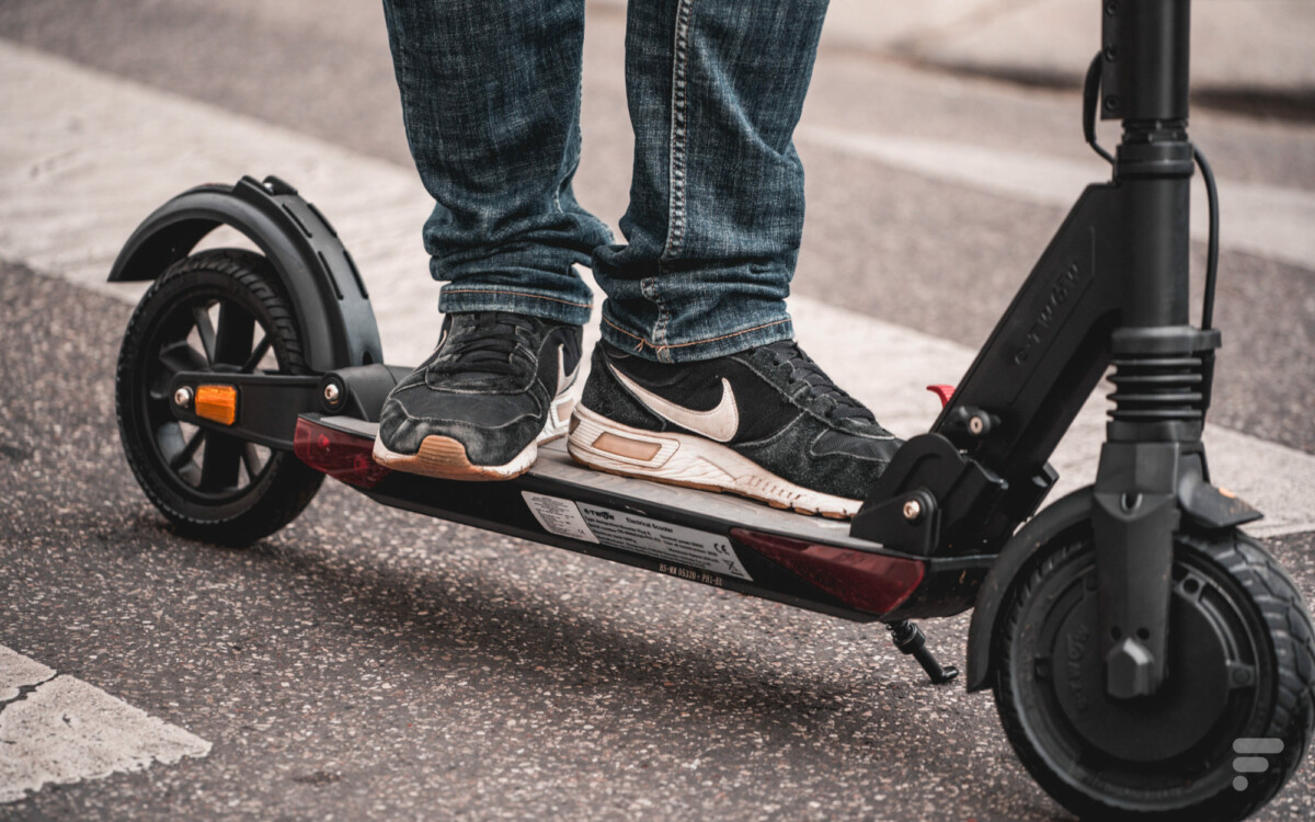 Il s'agit d'une trottinette compacte avec un petit deck